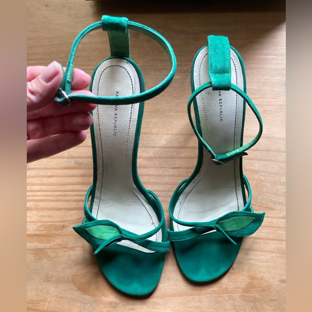 Banana Republic Martinique Green Suede Leaf Detail Ankle-Strap Stiletto Heels 9M - Picture 1 of 5